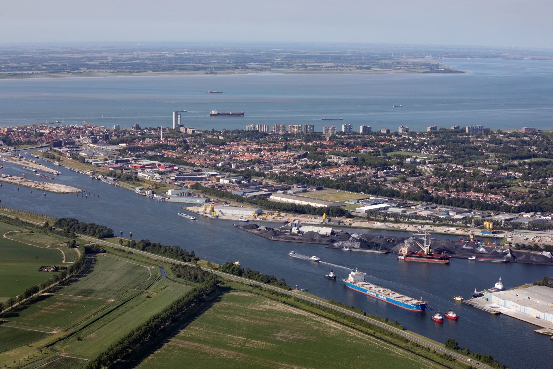2 B Terneuzen luchtfoto kanaal en sluis c North Sea Port aangepast