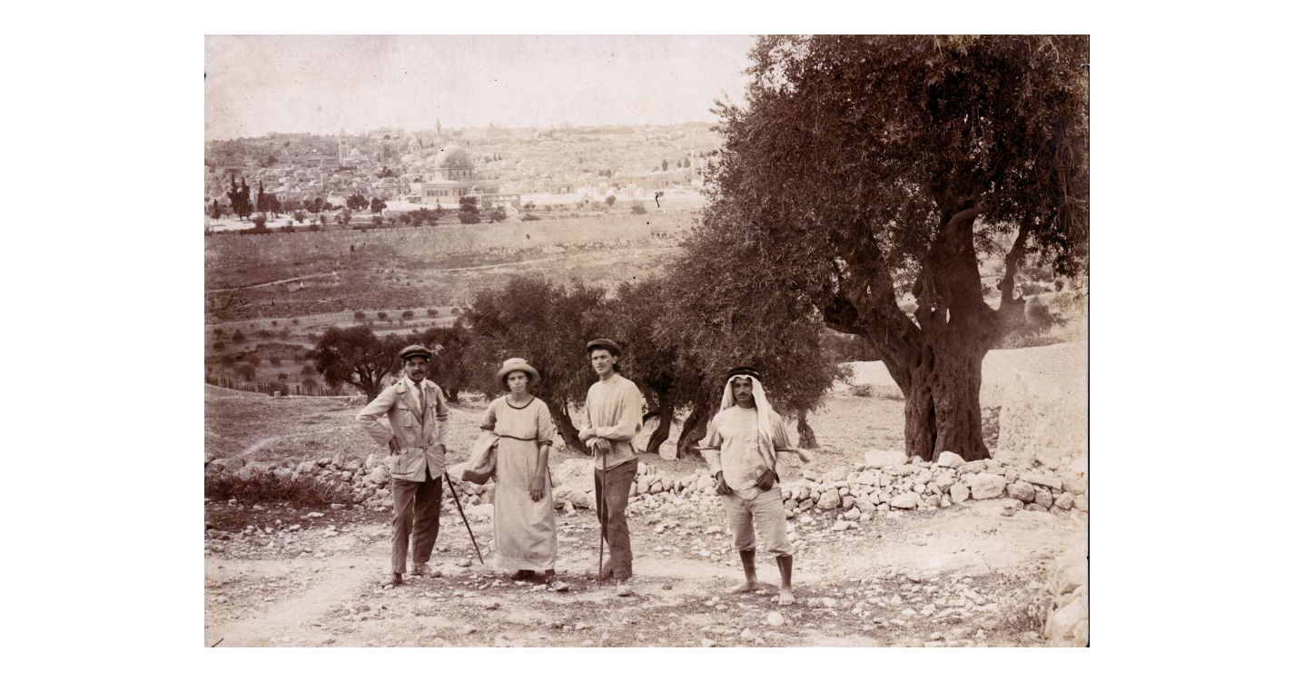 RECENSIE 4 2 De wereldwandelaars met een Arabier op de Olijfberg bij Jeruzalem ca 1913 1914 c Joods Historisch Museum