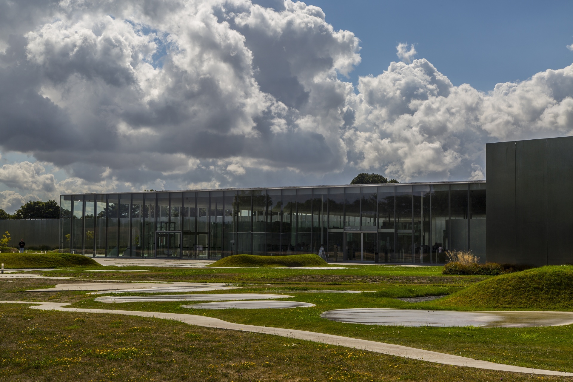 louvre-lens-museum-in-lens-1502450516WmV-1.jpg