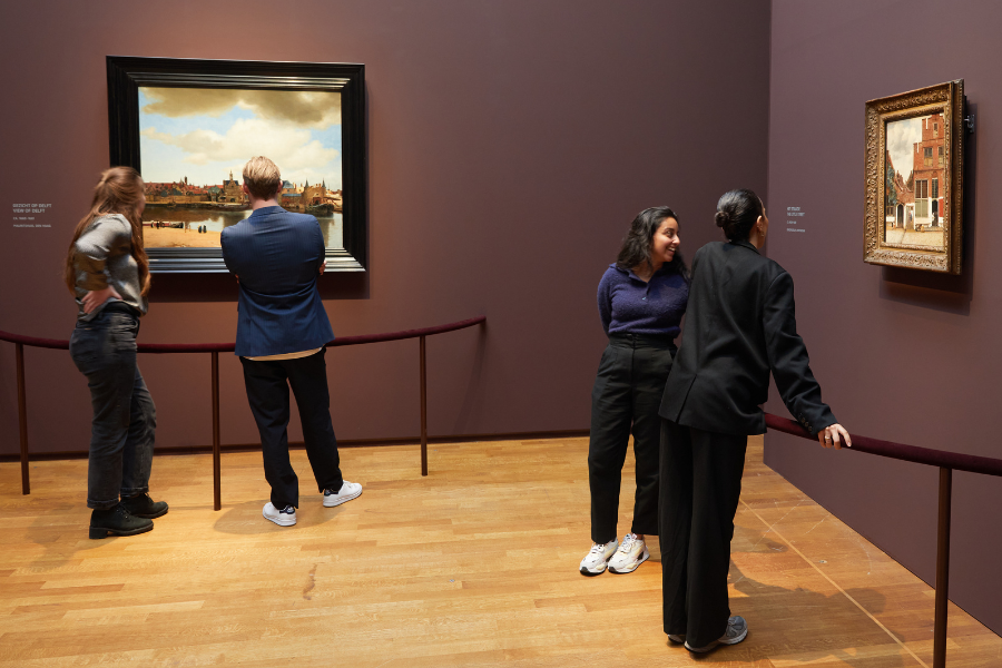Gezicht op Delft en Het straatje c Rijksmuseum en Henk Wildschut