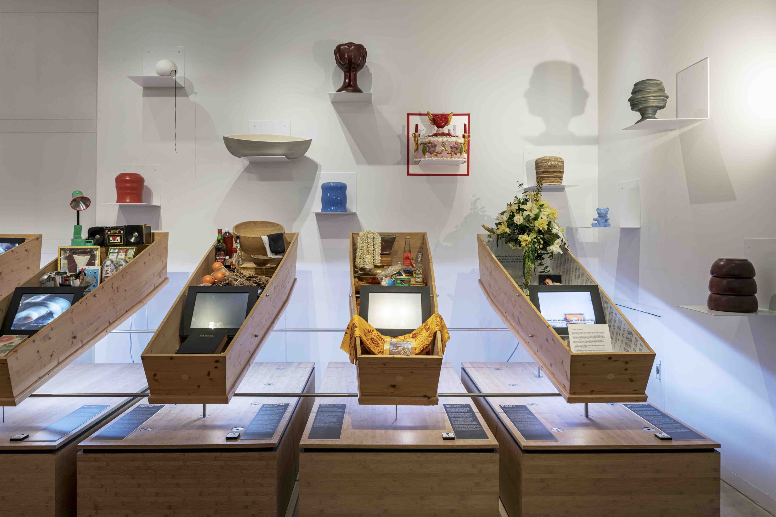 Emiel Roothooft de lage landen De dood is levende cultuur bij uitvaartmuseum Tot Zover ...