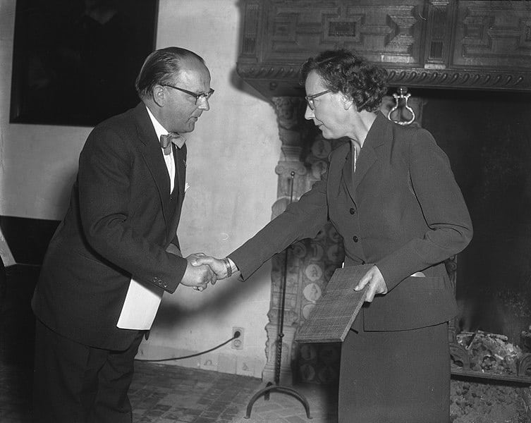 Anna Blaman krijgt PC Hooftprijs 1957 die wordt uitgereikt op het Muiderslot Harry Pot Anefo Nationaal Archief
