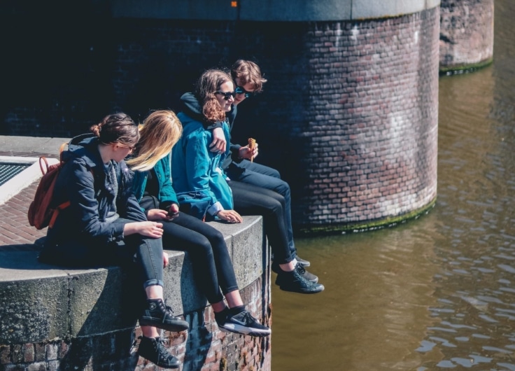 BOEKEN MAATSCHAPPIJ 2 Jongeren in Amsterdam Ethan Hu via Unsplash