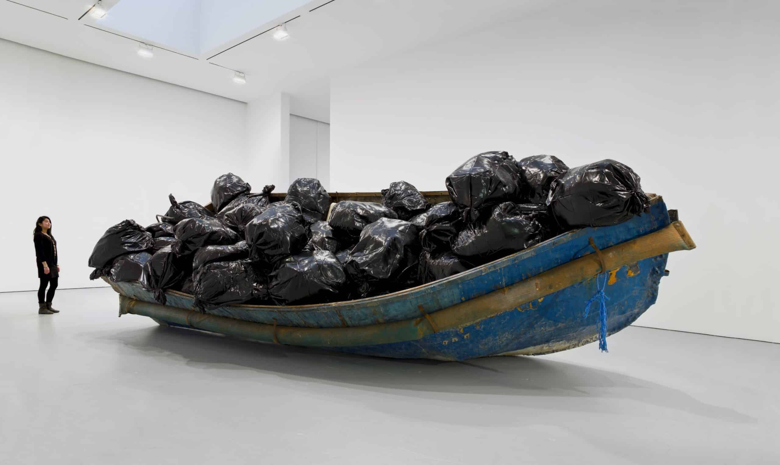 Hope_2011_2012_installation_bateau_de_sauvetage_en_bois_re_sine_moule_e_205_7_x_579_1_x_243_8_cm_Adel_Abdessemed_Paris_ADAGP_2018